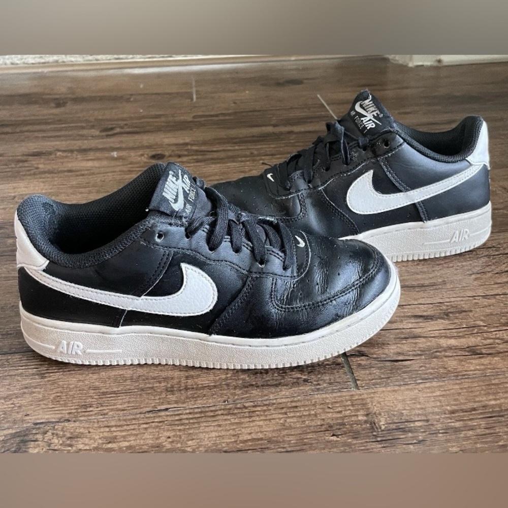 Nike Black and White Sneakers 5Y